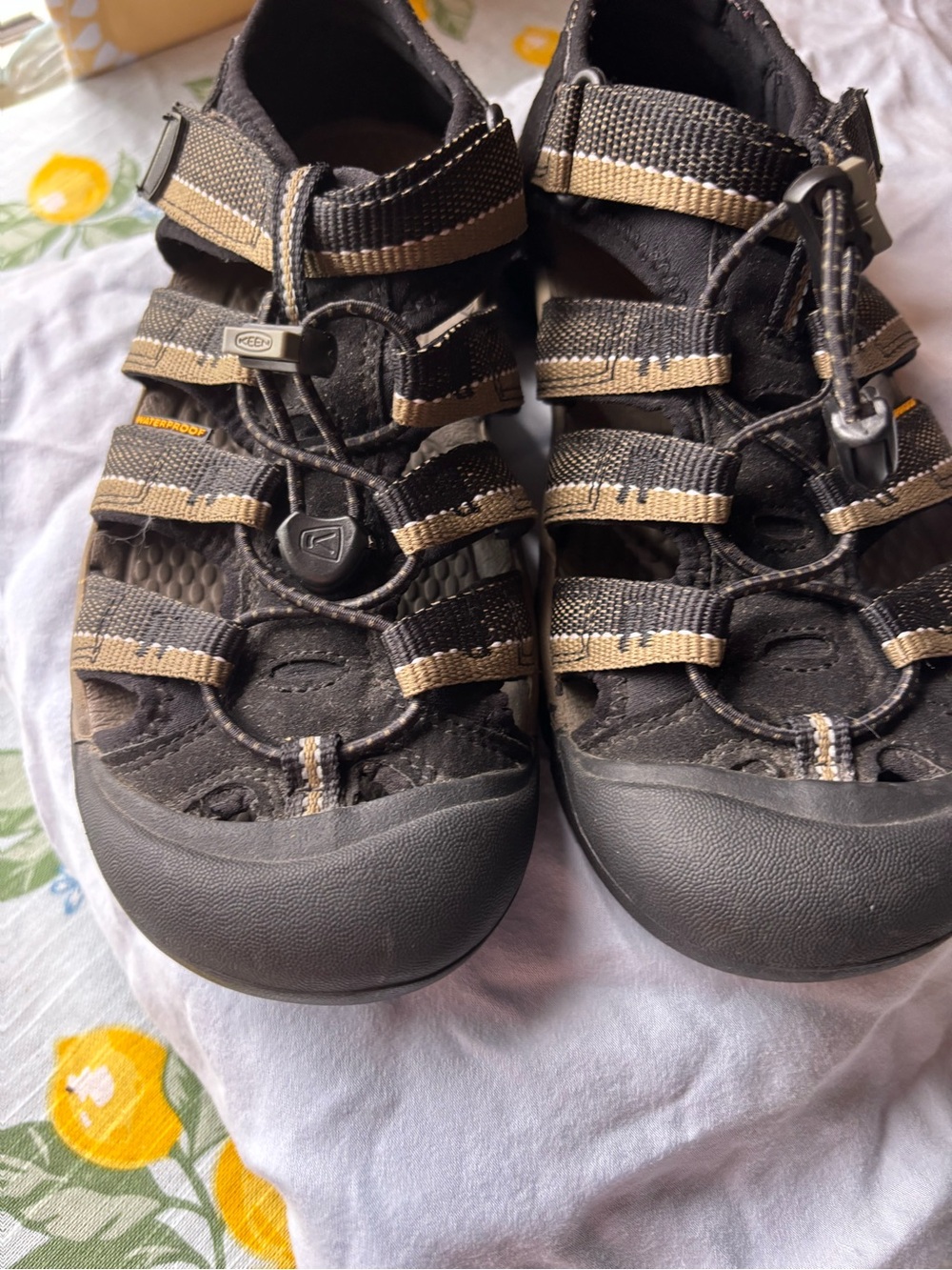 Keen women’s size 5 olive and Tan Sport Sandals